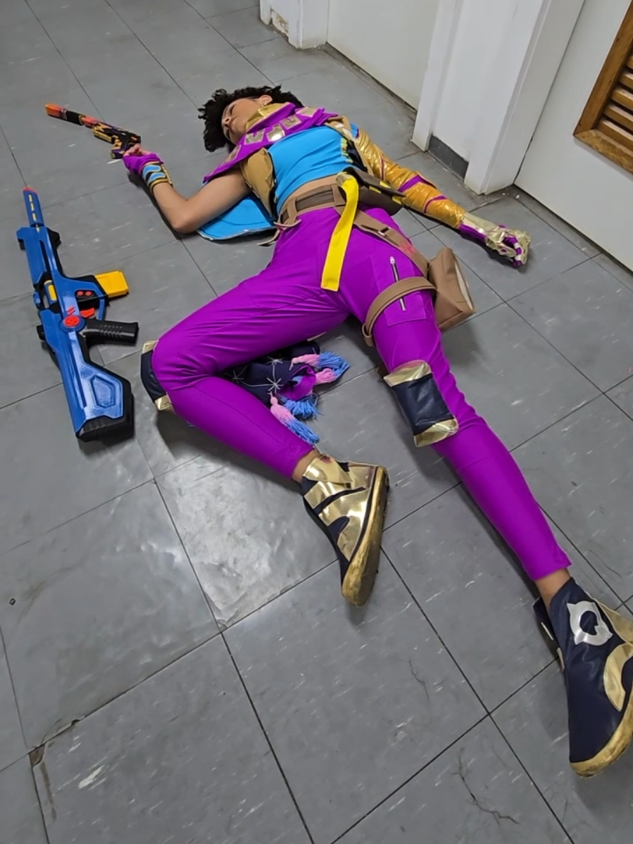 POV: Você vê sua skin favorita no chão @VALORANT Brasil @VALORANT   #valorantmemes #valorantcosplay #astracosplay #Valorant 