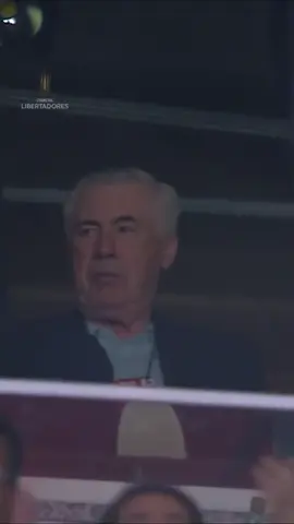Carlo Ancelotti mirando fútbol en la noche de CONMEBOL #Libertadores en el Maracaná 👀 #TikTokDeportes #GloriaEterna 
