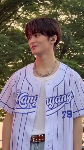 Pagi-pagi liat senyum manis mas crush tuh kyk liat sunrise, indah sekaligus menghangatkan 🥰🥰 #mark 