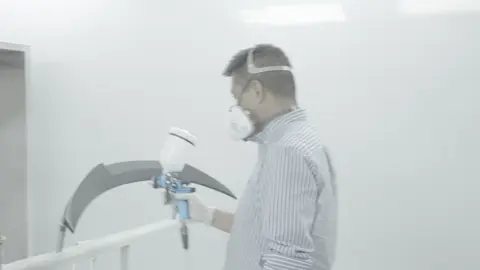 Dry Carbon Fiber Painting ProcessDry carbon fiber painting process, real factory #bmw #Modification #factory #car#manual