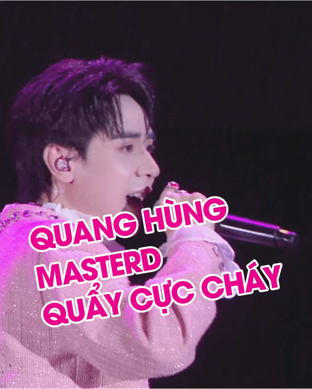 MAILISA X QUANG HÙNG MASTERD BẬT MÍ BÍ QUYẾT TRẺ NHƯ TUỔI 18 CỦA TỔNG TÀI KHIẾN FAN MÊ MẨN “Đẹp như tuổi 18 không còn là điều xa vời – chỉ cần đến Mailisa!” Đó là chia sẻ hóm hỉnh đến từ nam thần Quang Hùng MasterD, ngay trên sân khấu đại nhạc hội Mailisa – Mừng khai trương chi nhánh 17 tại Bảo Lộc. Không chỉ dừng lại ở lời khen, Quang Hùng còn dí dỏm “hẹn” các fan sắc đẹp đến Mailisa để làm đẹp chung với tổng tài. Nam ca sĩ Quang Hùng MasterD thả thính một phát là dính, khán giả phía dưới thì gào thét vì thích thú, còn mạng xã hội thì sắp “rụng tim” vì quá ngọt ngào. “MAILISA – LUÔN ĐI XA” – lời chúc chân thành và đầy cảm xúc từ nam thần Quang Hùng MasterD gửi tới Sếp Mai và toàn thể đại gia đình Mailisa, như một lời khẳng định mạnh mẽ cho hành trình hơn 27 năm lan tỏa sắc đẹp và yêu thương. “Thuỷ Triều” chưa kịp dâng, cảm xúc đã vỡ oà! Không cần sóng biển, chỉ cần một Quang Hùng MasterD bước lên sân khấu Mailisa – là đủ khiến hàng ngàn khán giả thổn thức. Từ giọng hát mê hoặc đến những cú “cà hẩy” thương hiệu, nam thần đã thực sự “gây bão” tại Đêm nhạc Mailisa – Mừng khai trương chi nhánh thứ 17 tại Bảo Lộc. Từ nhịp beat cuốn hút đến vũ đạo lôi cuốn đặc trưng, Quang Hùng MasterD một lần nữa khẳng định đẳng cấp sân khấu. Mỗi cú 