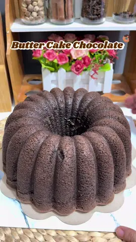 Dulu Butter Cake Chocolateku  bubar jalan, minyaknya misah sendiri kayak lagi ngambek! Sekarang: Alhamdulillah, berhasil juga! Rasa cokelatnya kuat dan nampol, teksturnya halus dan lembut banget—tanpa bahan pengembang! Bener-bener bunga hati jnj. 😍😍 Resep dan cara ada di video. Selamat mencoba semoga suka  Happy Baking  #buttercakechocokate #tipsbaking #resepcake #carabaking #caketanpapengembang #udahpastinyoklat #kebahagiaandaricokelat