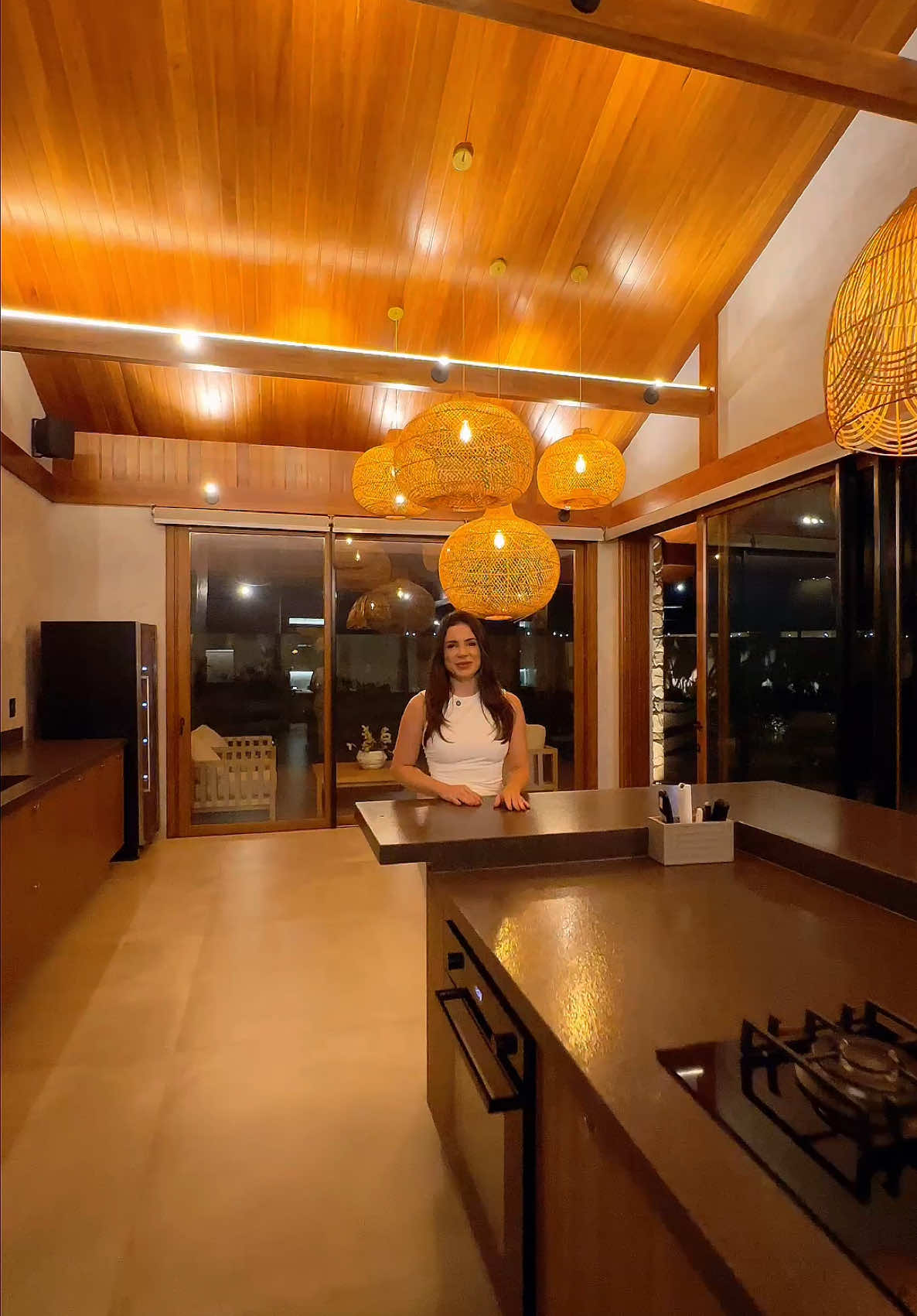 Uma das melhores casas de Rio Verde disponível pra venda!  No condomínio vale das araras área total 1.197,06m2  600m2 de área construída  Lote anexo 576,50m2  Pedra Atacama natural | Escada no Ypê roxo Forro na Madeira cumaru | Cortinas Hunter Douglas  Móveis planejados florense | Piso no porcelanato Porto Bello | 3 suítes | Subsolo com adega, banheiro e sala de cinema | Living com sala de estar e sala de jantar | Cozinha bancada no silestone,cristaleira,torre quente, fogão e coifa da marca eletromec | Despensa pra alimentos secos | Lavabo | Lavanderia,estendal e banheiro de serviço | Garagem com 2 escaninhos  Área gourmet com churrasqueira,parrilha,banheiro ela e ele,2 ar condicionados,sistema de som  Entrada pra área gourmet totalmente isolada da casa pra receber seus convidados sem a necessidade de entrarem dentro de casa  Sistema central de ar condicionado com apenas uma máquina condensadora  Projeto paisagismo Fabiana Belini executado por Jardim boutique  Esquadrias de PVC amadeirado  R$18.000.000,00 casa + lote anexo  R$18.800.000,00 casa,lote anexo + móveis soltos assinado pelo renomado arquiteto Jader Almeida  R$17.800.000,00 casa/planejados + móveis soltos  Mais informações 64/99274-1520  #imóveis #casadealtopadrão #casaavenda #rioverdego #mercadoimobiliário 