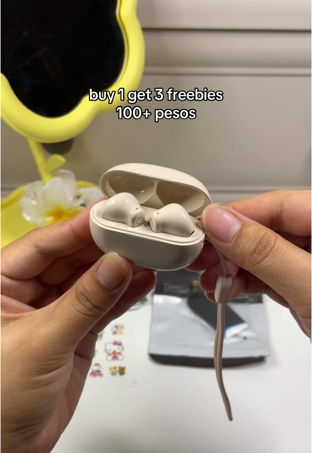 Trending earbuds na hindi masakit sa tenga, maganda at malakas ang tunog plus waterproof pa!  #earbuds #trendingearbuds #trendingearbudsontiktok #wirelessearbuds #fypage #fypviraltiktok🖤シ゚☆♡ 
