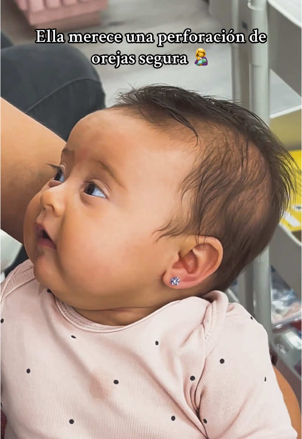 Regálale a tu bebé la mejor experiencia para su primer aretico 💝 Ella merece una perforación de orejas segura 👩‍🍼 ¿Cómo? Realiza la perforación en la comodidad y seguridad de tu casa 🏠. Comenta SEGURO para más información. #areteshipoalergenicos  #aretesarabebes #perforaciondeorejaabebes #perforaciónseguradeoreja #perforacióndeorejasadomicilio