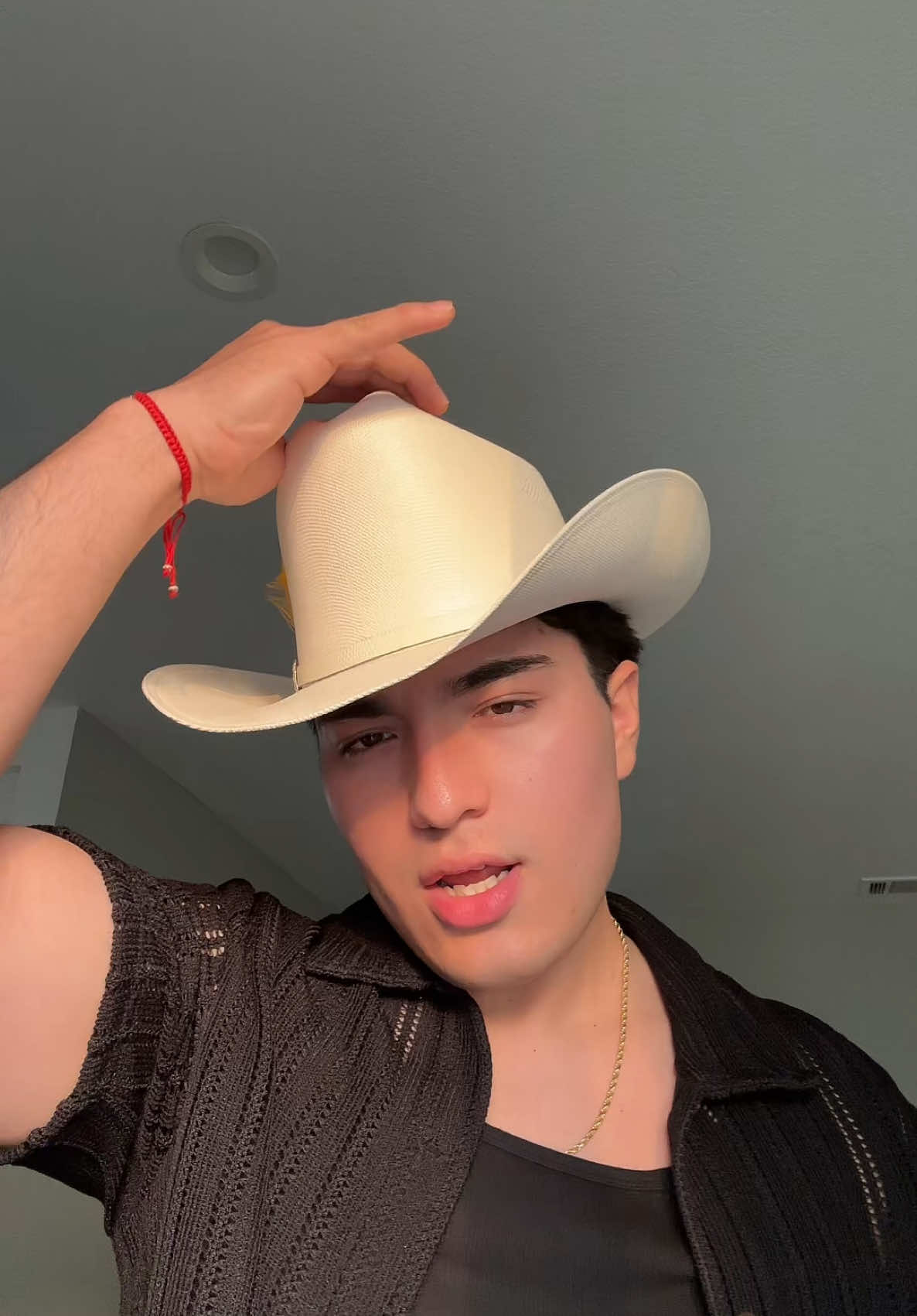 Con sombrero o sin sombrero ? 🤠❤️‍🔥  #mikeleon #fyp 