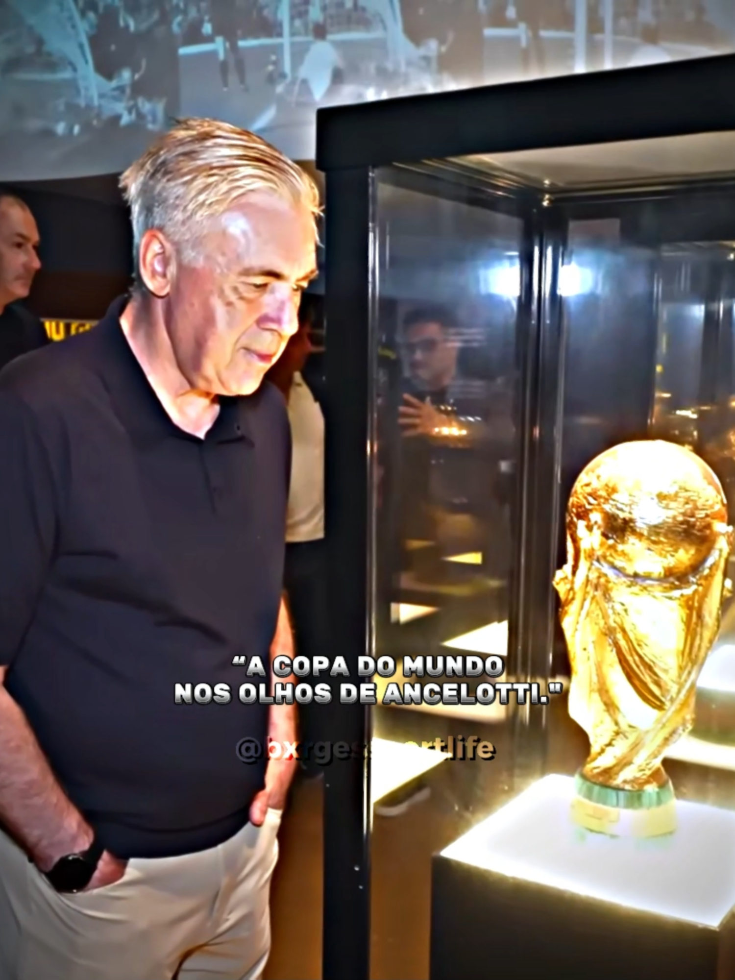 O brilho nos olhos do técnico Carlo Ancelotti ao ver a taça da Copa do Mundo já diz tudo: “Foi ali que nasceu uma ambição maior que a Champions League.” 🤩🔥 ##carloancelotti #ancelotti #brasil #brazil #seleçaobrasileira#selecaobrasileira #selecao #seleçao#vinijr #raphinha #antony #richarlison #estevao #gerson #casemiro #futebol #futbol #football #viralvideos #explore #fyp