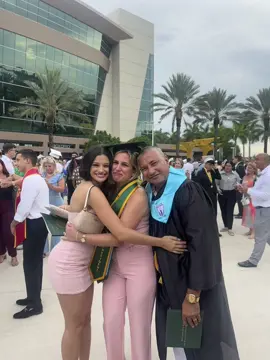 Everything for them and because of them, no puediera llegar aquí si no por todo su apoyo y cariño GRACIAS! @Yaneisys Sanchez @Misael Dorronsoro  #co2025🎓🎓 #graduATE #nowwhat? #WeDidIt #Miami #family #familia #mispapis #amor #highschool 