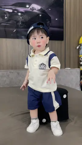 Anh này chỉ được cái mải ăn hehe . Set polo cho bé đây các mẹ ơii chất cotton co giãn lắm nha #giadinhbap🌽 #dobochobeyeu #dohechobe 
