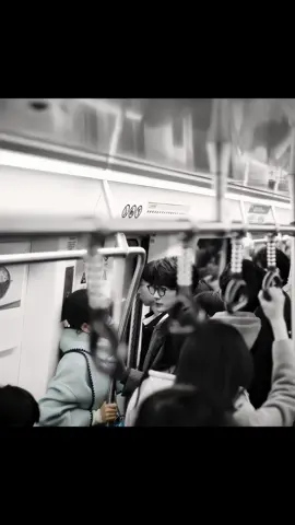 The man was just pushed by the crowd, and his originally color-blind eyes unexpectedly returned to normal #fyp #fypシ #movie #film #foryou #viraltiktok #viralvideo #tiktok #filmcommentary #movieexplained #tvshowrecap #underrated #mustwatch #classichollywood #arthousecinema #SuspenseMovieRecap #MysteryMovieAnalysis #CriminalMysteryExplained #TrueCrimeInMovies 