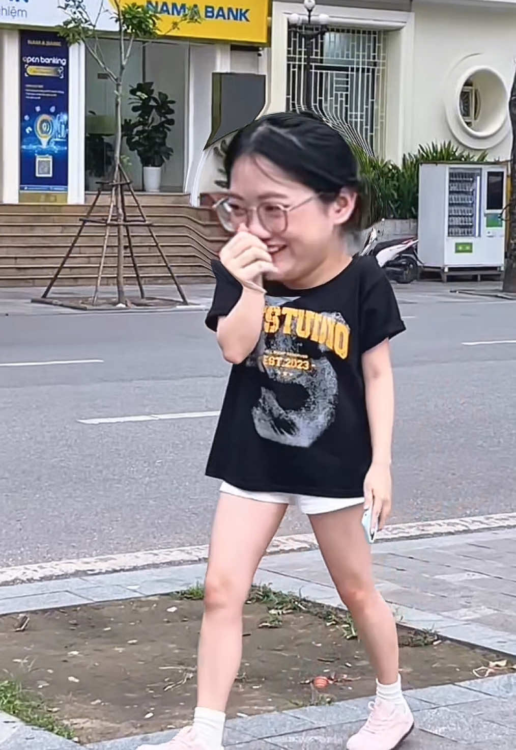 Lần đầu nhìn thấy cậu tưởng không sao, mà lại lại sao không tưởng 🥰 #xuhuong #quayphimduongpho #totinhduongpho #viraltiktok 