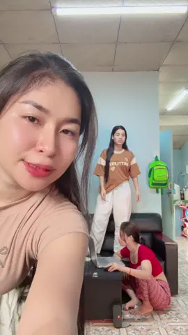#သူငယ်ချင်းလေးDj ဆင်းပွဲအတွက်ကြိုပြင်ဆင်ပီးကပေးနေကြတာ🤗😍😍