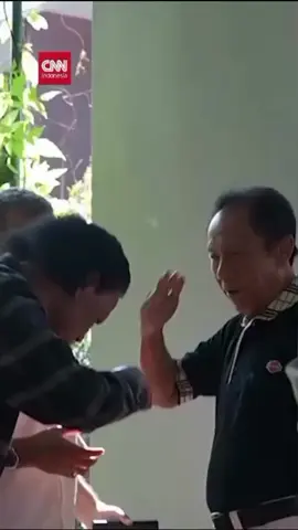 Ketua Umum GRIB Jaya Rosario de Marshall alias Hercules mendatangi rumah mantan Kepala BIN, Jenderal TNI (Purn) Sutiyoso di kawasan Cibubur, Rabu (28/5). Kedatangan Hercules untuk meminta maaf setelah menyinggung Soetiyoso dengan sebutan orang tua yang sudah bau tanah. Ia juga menyerahkan kain Timor sebagai simbol permintaan maaf secara adat Timor Leste, yang diterima dengan baik oleh Sutiyoso. 