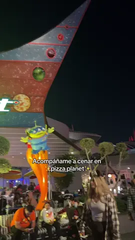 Cenando en pizza planet 🪐🚀🍕 #pizzaplanet #toystory #disneyland #dinneratdisneyland #disneysnacks #disneyanaheim #pizzatime #disneyparks #disneytok #FoodieTokPH #foodietok #fyp 