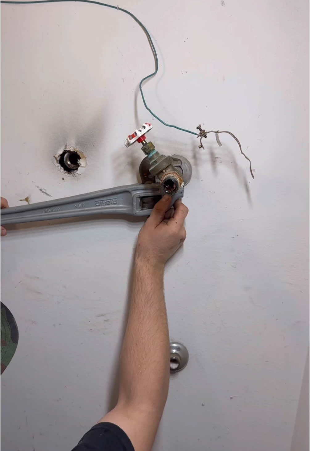 installing a hot water heater 