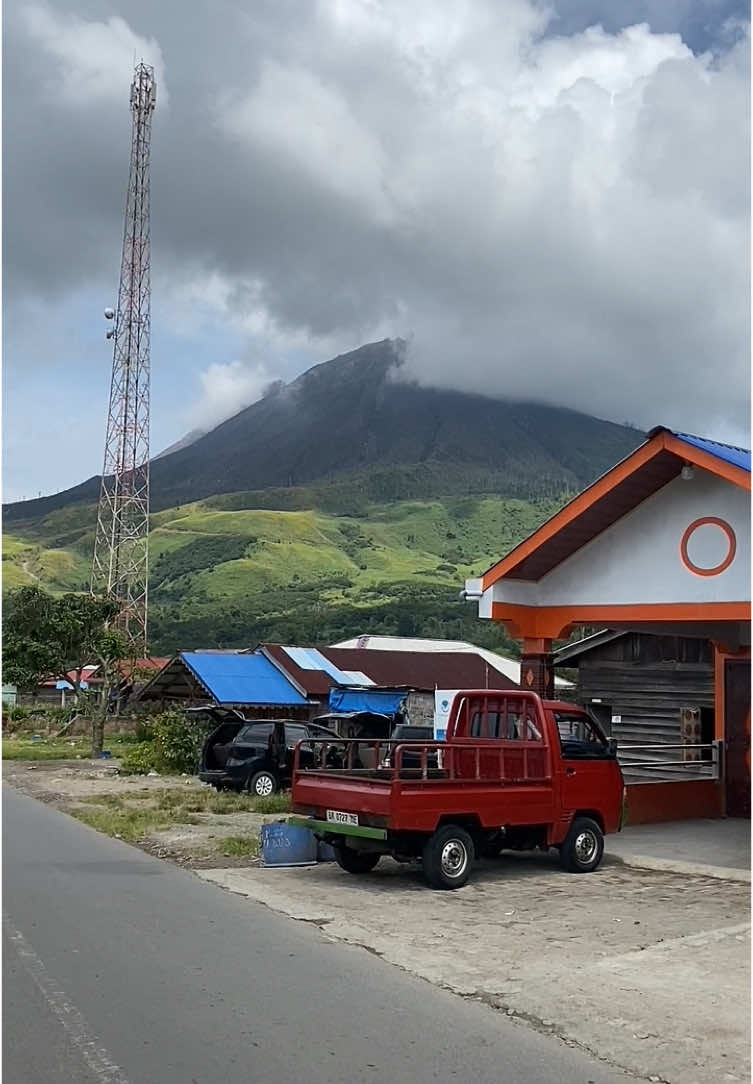 Salah 1 jalan dengan view terindah disumut ✨⛰️ #fyp #foryoupage #fyppppppppppppppppppppppp #gunungsinabung #brastagi #kakigunungsinabung #sinabung #tanahkaro #kalakkaro #sumatrautara #visitsumut #wisatasumut #trending #zyxcba 