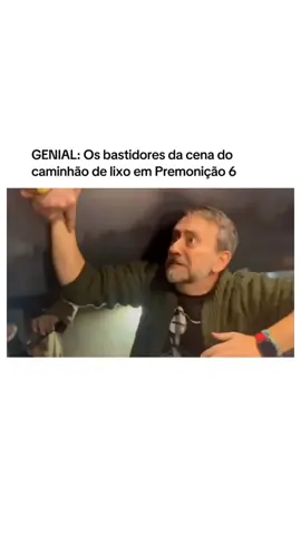 📍A icônica cena do caminhão de lixo em Premonição 6 foi feita com efeitos práticos e filmagens reais. A produção construiu um sistema com mecanismos de pressão e segurança para simular o impacto da prensa de forma controlada, tornando a fatalidade ainda mais chocante e realista. O resultado é uma das cenas mais criativas e memoráveis da franquia, gravada com alto nível técnico e tensão crescente. #premonição #Premonição6 #finaldestination #filme #finaldestination6 