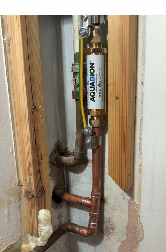 How to install a limescale filter onto copper pipe #asmr #asmrsounds #learn #foryou #mmplumber #viral #plumbing #toolbag #pipes #tools #cleancopper #plumbertools #pressfit #soldering #copper #handtools #work #DIY #howto #plumber #tips #hack #reels #handyman #plumero