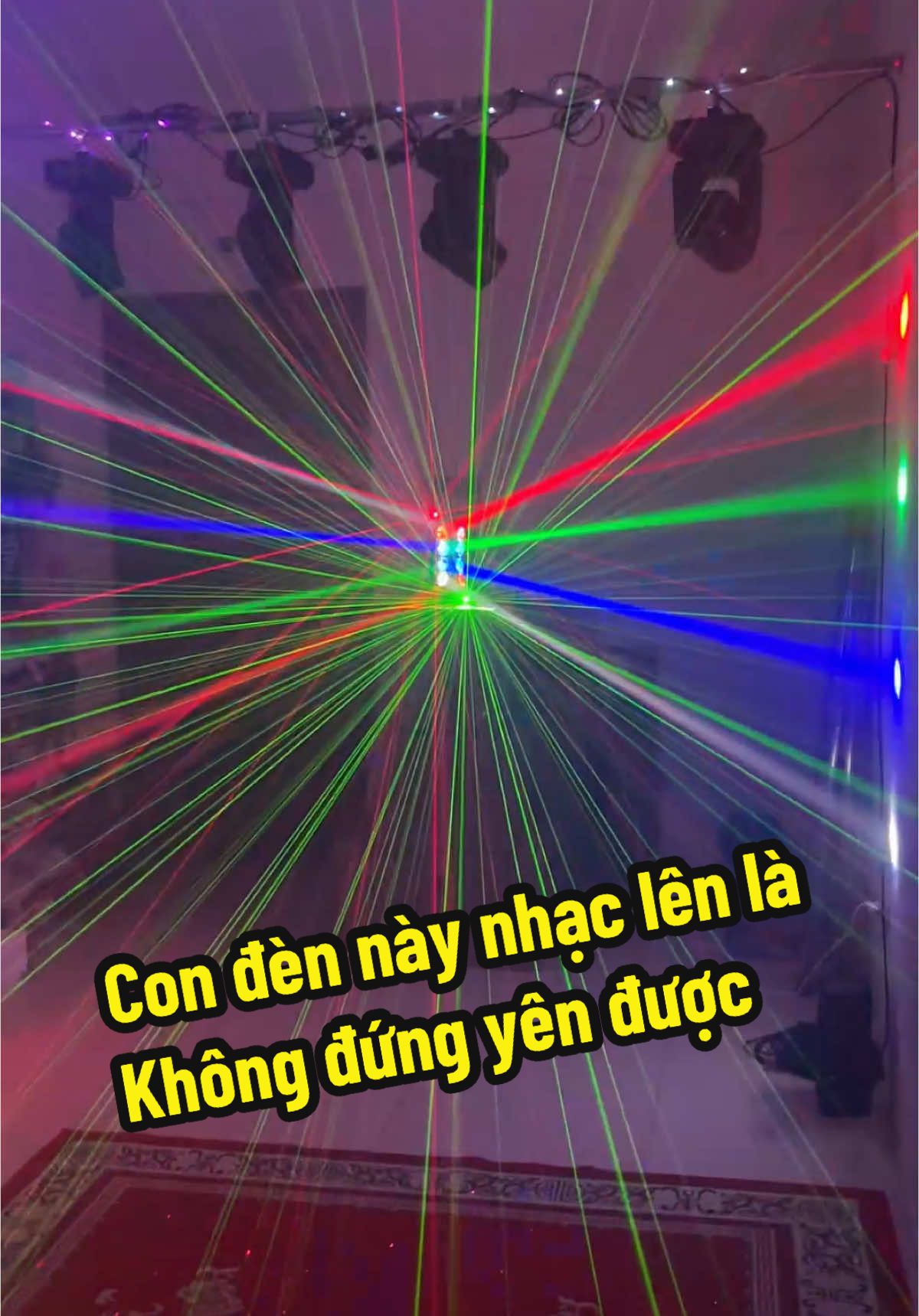 Ở nhà mà như quẩy bar mini? Đèn LED nhện Spider Light này biến phòng khách thành sàn nhảy luôn! #dennhaytheonhac #denbayphong #denbay #miaxlighting 