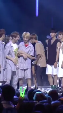 Kangen banget momen legendaris ini...Dream masih pada bocil,gemes banget malu-malu #exo #baekhyun #dokyungsoo #kyungsoo #chanyeol #sehun #suho #chen #lay #xiumin #kai #nctdream #marklee #jaemin #jisung #jeno #haechan #renjun #chenle