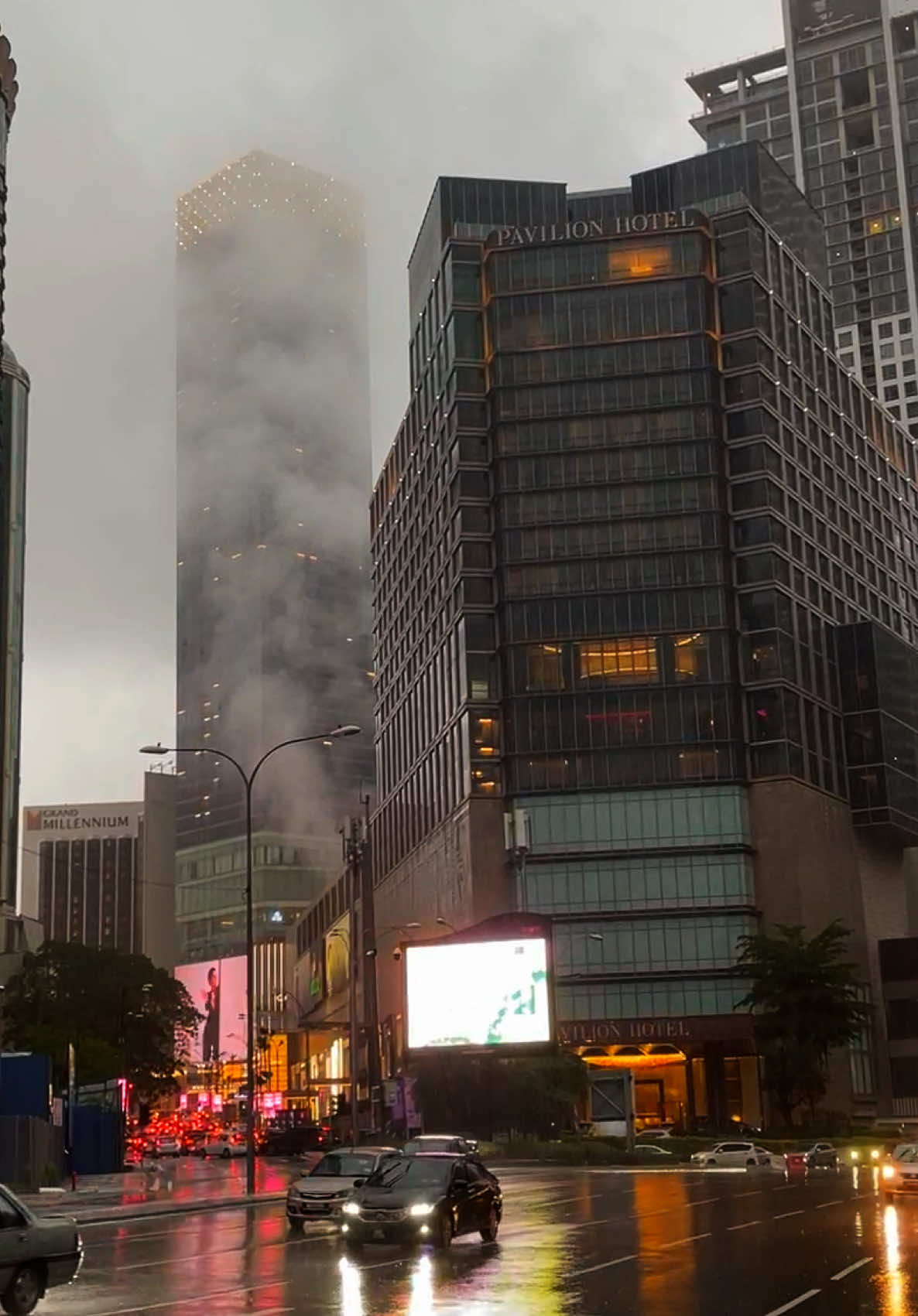 When it rains in Kuala Lumpur!  Also save and add this video to your itinerary  if you are planning to visit Kuala Lumpur .  Simply search Pavilion bukit bintang cus most of the tourist spots are walking distance from there. #fyp #klcc #pavilion #viral #tempatviral#cantik 