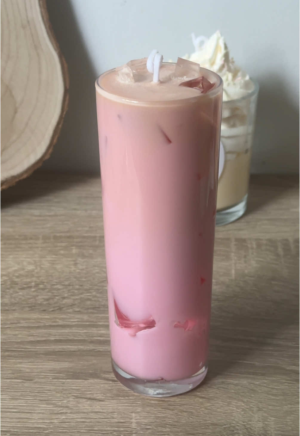 Megkínálhatlak egy epres latte-val? 🍓🤎  #sweetdream #candle #candlemaking #candlebusiness #SmallBusiness #candlelover #soywax #natural #handmade #gyertya #kisvállalkozás #kézműves #egyedi #foru #fyp #nekedbelegyen #foryoubaszeretnemlatni 