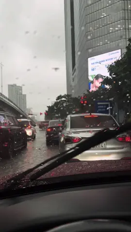Mình không khóc khi chuyện xảy ra, cũng không khóc khi nó kết thúc. Mình khóc vào một ngày rất bình thường, ngày mà tưởng chừng như đã vượt qua được tất cả.