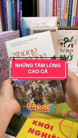 “Những Tấm Lòng Cao Cả” – Cuốn sách lay động trái tim hàng triệu độc giả suốt hơn một thế kỷ! Là tác phẩm kinh điển của văn học Ý, cuốn sách kể lại một năm học đầy xúc động qua góc nhìn của Enrico – cậu học trò lớp ba với trái tim nhân hậu. Mỗi trang là một bài học thấm thía về lòng yêu nước, tình bạn, sự hi sinh, lòng biết ơn và tình cảm gia đình. Bạn sẽ gặp những nhân vật nhỏ bé nhưng vĩ đại: 	•	Cậu bé hy sinh thân mình cứu bạn. 	•	Người cha nghèo nhưng giữ vững danh dự. 	•	Và những “tấm lòng cao cả” thắp sáng lòng tin giữa cuộc sống đầy thử thách. Nếu bạn muốn nuôi dưỡng trái tim nhân ái, truyền cảm hứng sống đẹp cho con trẻ hoặc chính mình – đây là cuốn sách bạn không thể bỏ qua!#tiemsachbinhyen #BookTok #sachhay #sách #reading #nhungtamlongcaoca 