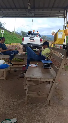 Nanti sadar saya,, ternyata hari pertama saya on site ini ternyata tanggal merah,, pantasan kaya sunyi saya lihat..🫣🫣🫣🫣🤔🤔🤔😁😁😁⚒️⚒️👷👷 #kulitambangemaspalu #Ptcitrapaluminerals #Departemenminegeology⚒️⚒️⚒️ 