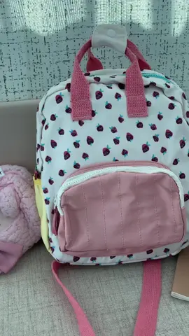 💖 KAWAII ALERT! Tampil menggemaskan setiap hari dengan Onebear Mini Backpack 🍓 Tersedia dengan motif stroberi yang manis banget & handle pink yang aesthetic. Langsung klik link di bio sebelum kehabisan ya! #onebear  #tasmini #tasmotif #onebearofficial #tasgemas