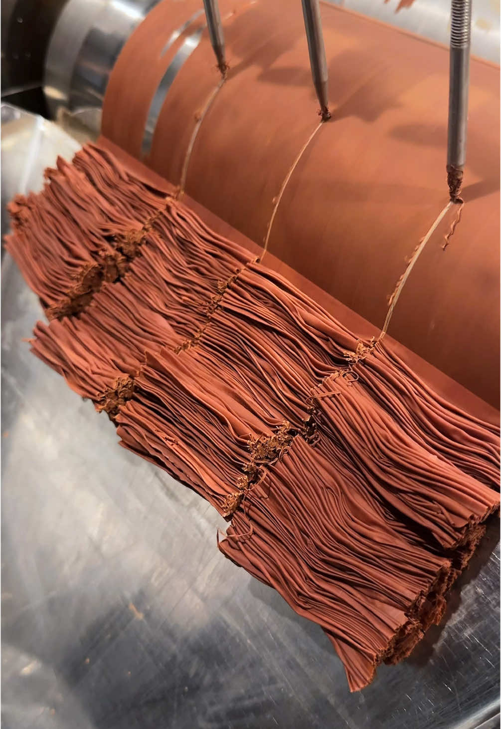 世界最薄0.03mmの新感覚チョコレート🍫 【MATTE Bottega del Cioccolato】 ◎各種 480-580円 世界最薄0.03mmのチョコレート『CORTECCIA』が食べられるチョコレート菓子専門店🍫 世界一つの特注機械とスイーツ界の巨匠によって生み出されるオリジナルチョコレートは口に入れた瞬間にカカオの香りが鼻に突き抜けます！ 薄く折り重なったチョコレートの層は今までに無い口溶けでここでしか味わえないサクサク食感🤤 #東京グルメ #東京ランチ #japanesefood #tiktokfood 
