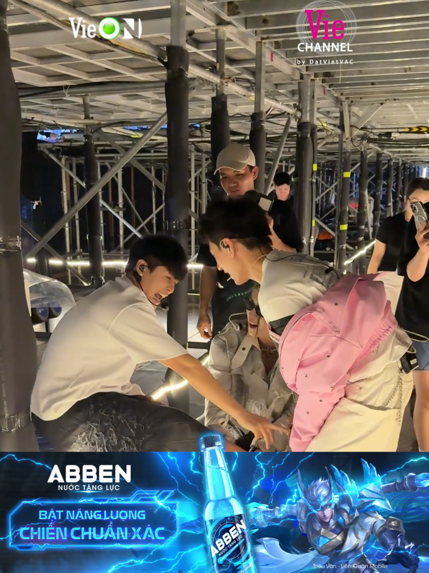 Dưới backstage thôi mà quằn quại hơn cả người trên sân khấu =))))) #AnhTraiSayHiConcert2024 #AnhTraiSayHi #AnhTrai #ATSH #DatVietVAC #VieChannel #VieON #TikTokGiaiTri #ISAAC #VUTHINH #GINTUANKIET