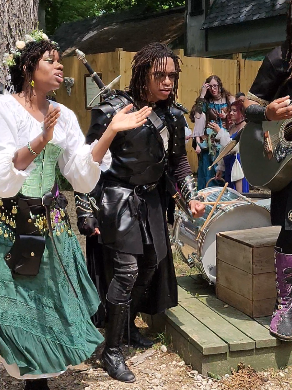 Last set at Scarborough fair. you can likely tell that everyone was a little tired! I love traveling with @fortress dwellers   #scarboroughrenaissancefestival #rennaissancefestival #renaissanceworldtour #rennaissance #renfaire #lordoftherings #lotr 