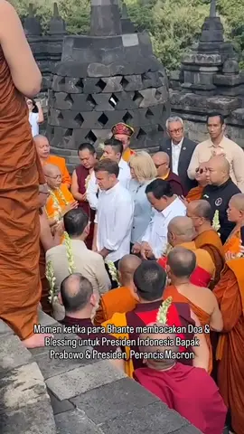 Momen ketika para Bhante membacakan Doa & Blessing untuk Presiden Indonesia Bapak @prabowo & Presiden Perancis @emmanuelmacron di puncak Candi Borobudur courtesy @bkamsai 