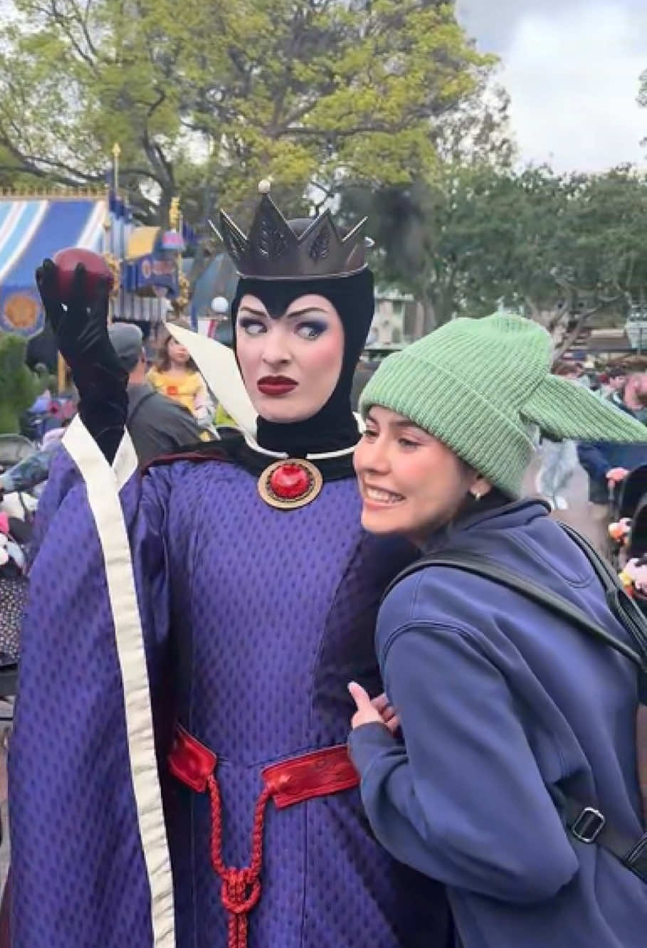 Funny evil queen 😈 Fun moments Disneyland ✨#evilqueen #disney #disneyland #funny #fyp #foryou #Love #lovetiktok #usa #snowwhite 