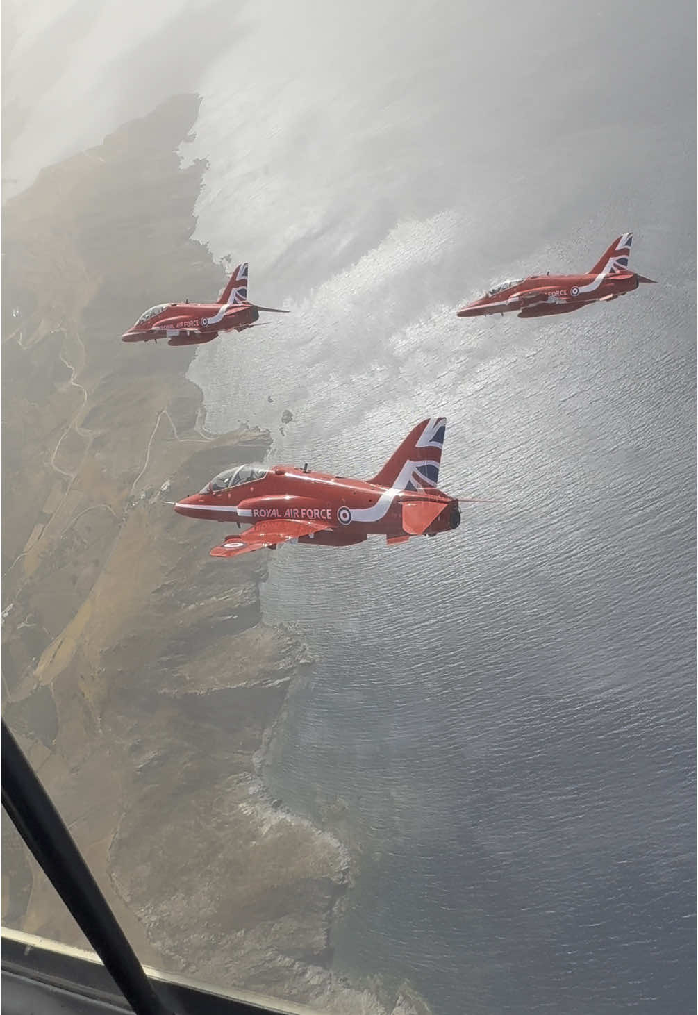 From sandy beaches to mountains, what a journey 🤯 #redarrows #raf #flying #airforce #engineer #aviation #aviationdaily #hawk #royalairforce #aviationlovers #aircraft #plane #planespotting 
