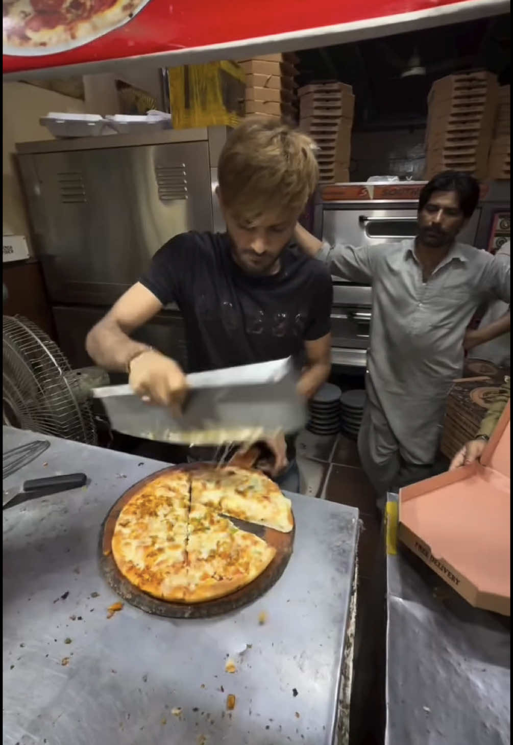 Is this the fastest pizza cutter in all of the land? 🍕🤯🤷🏽‍♂️ With @sarfrazfoodie  #fyp #foryou #pizza #food #foodporn  