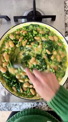 Just half a can of beans a day!! zingy peas and butter bean bowl Protein per serving: 31g Fibre per serving: 16g Ingredients (serves 2) 1/2 thumb-sized piece ginger, minced 3 garlic cloves, minced 1 medium leek, diced 200g (7 oz) baby spinach 300g (10.5 oz) frozen petit pois 120g (1/2 cup) soy milk 150g (2/3 cup) vegetable stock 570g/20oz jar (400g/14oz drained weight) butter beans, drained 3 Tbsp nutritional yeast 1 Tbsp white miso paste juice 1/2 lemon olive oil, salt, pepper serve: quinoa, brown rice, seeded sourdough Method Heat a glug of oil in a non-stick pan over medium heat. Add ginger, garlic, and leek, cooking until the leek softens. Stir in spinach, frozen peas, vegetable stock, and soy milk. Let cook until the peas are tender and the spinach is fully wilted. Add the butter beans and stir well. Turn off the heat and mix in the miso paste, nutritional yeast, and lemon juice. Season to taste with salt and pepper, then drizzle with olive oil. Serve with quinoa, brown rice, or seeded sourdough. 489Kcal: 49C-16F-31P (approx protein breakdown: beans 11g, peas 8, spinach 3, nooch 6, soy 2)  #plantprotein #highproteindiet #guthealth #beans