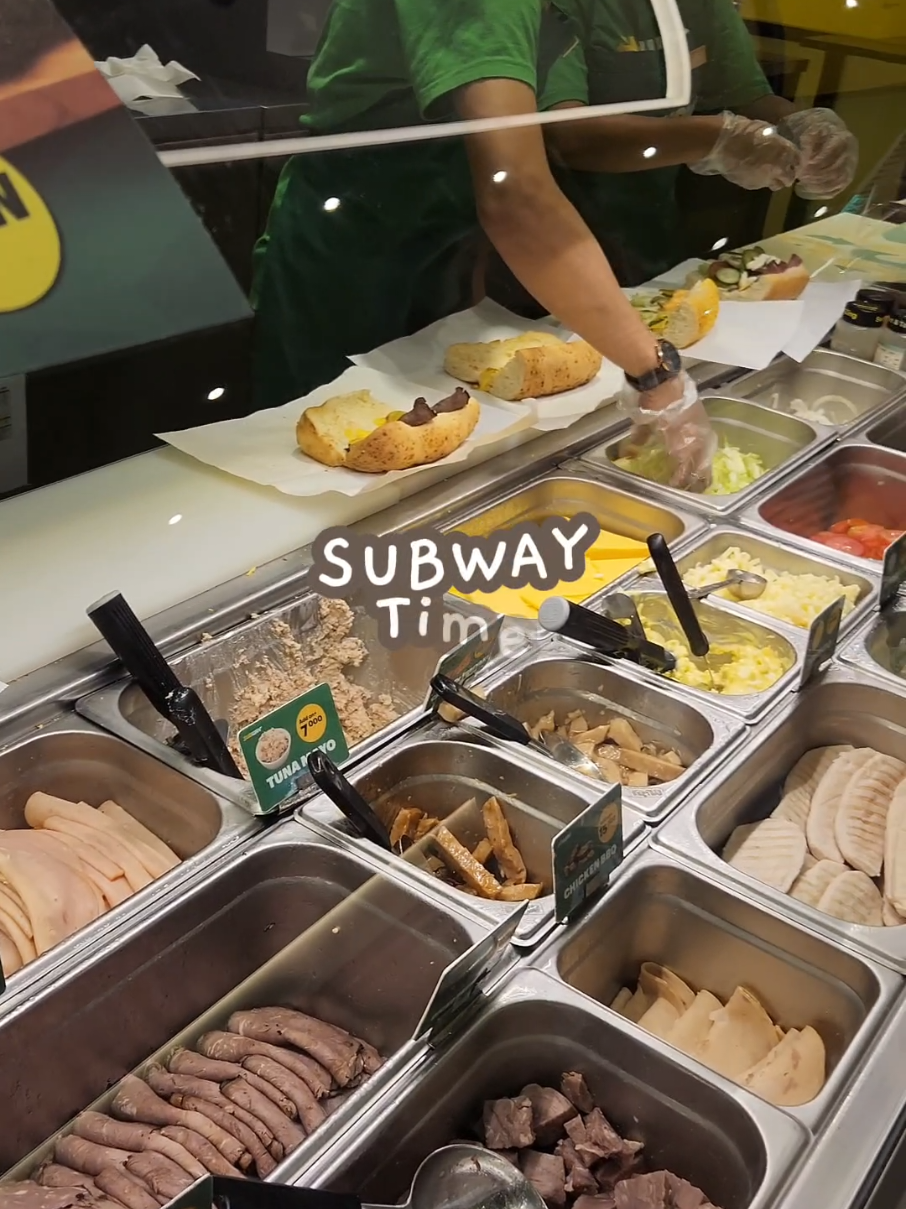 Hari ini nyobain bikin sandwich versi aku sendiri di Subway 💚 Mulai dari pilih roti, isian, sayur sampai saus semuanya bisa custom sesuai selera #30harireviewproduk #satukontentiaphari 