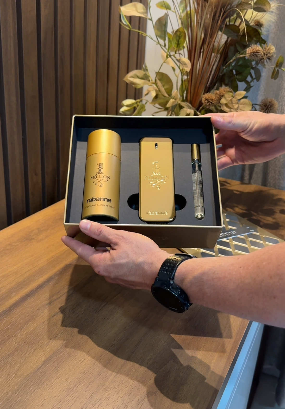 Unboxing de luxo! ✨ Abrimos o kit incrível do perfume 1 Million e está simplesmente impecável. Quem aí ama esse clássico? 💛 #1Million #Perfumaria #1Million #PerfumeMasculino #UnboxingPerfume #KitPerfume #PerfumeImportado #DicaDePerfume #FragrânciaMarcante #LuxoEmFrasco #PerfumariaFina #PerfumeDosSonhos #EstiloEMarca