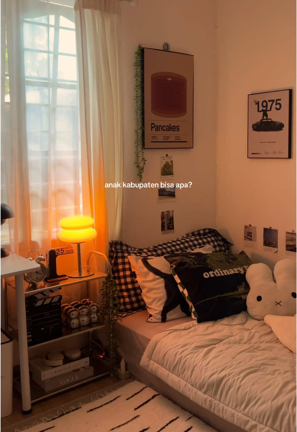 bisa dekor kamar ala pinterest😆 btw buat yg tanya kmarin mana lemari baju ada di vt ini ya penampakannya, masih kureng makanya sering tak terlihat
