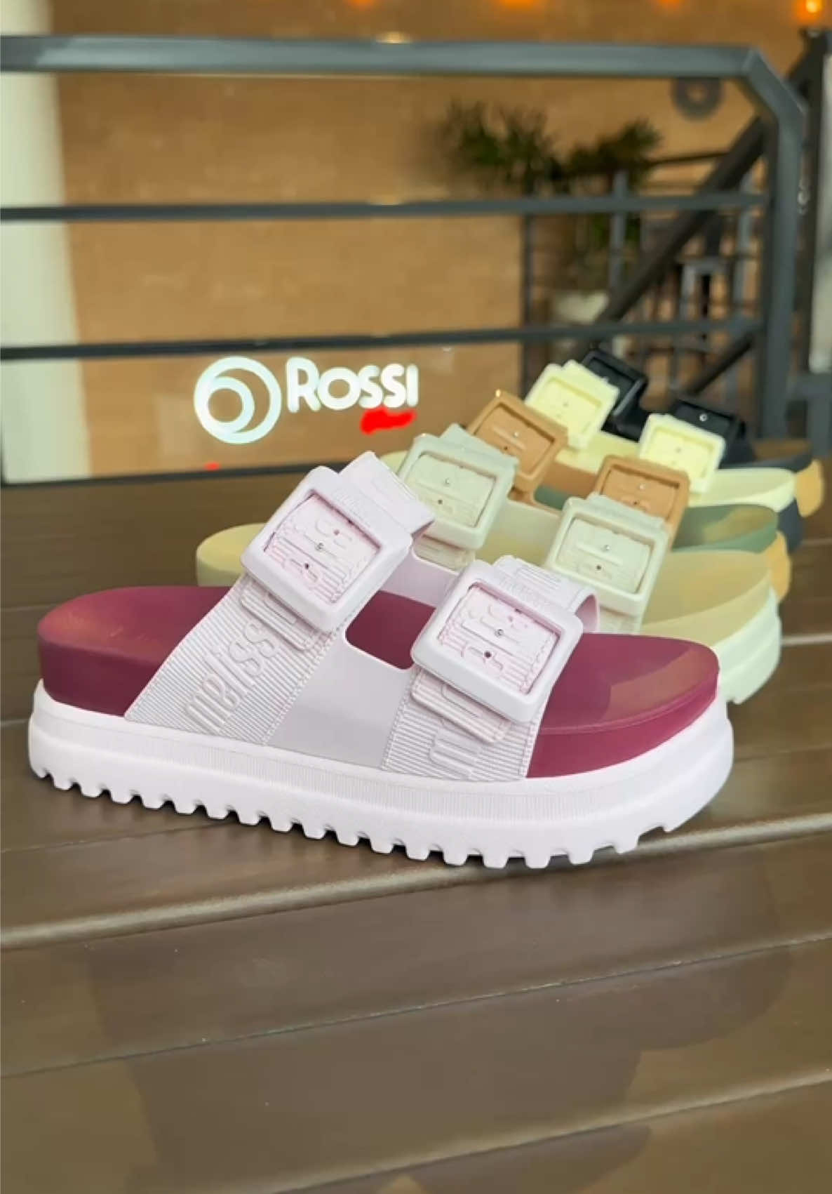 A #melissacozymloverplatform é ideal para todos os momentos com muito conforto e estilo para você curtir todos os rolês #tiktokshop #melissa 