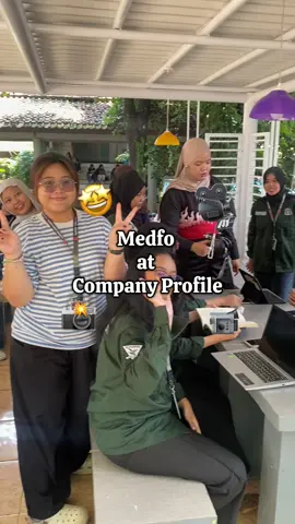 [Kebalik Layar: Keseruan Medfo dalam Company Profile] Halo, Kema Kesos! Kali ini kita intip kesibukan dan keseruan dari Departemen Media dan Informasi dalam memproses Company Profile🤩 Stay tune untuk hasilnya ya kema kesos di ig @/ks_unpad!  #HimaKesosUnpad2025 #HimaKesosUnpad 