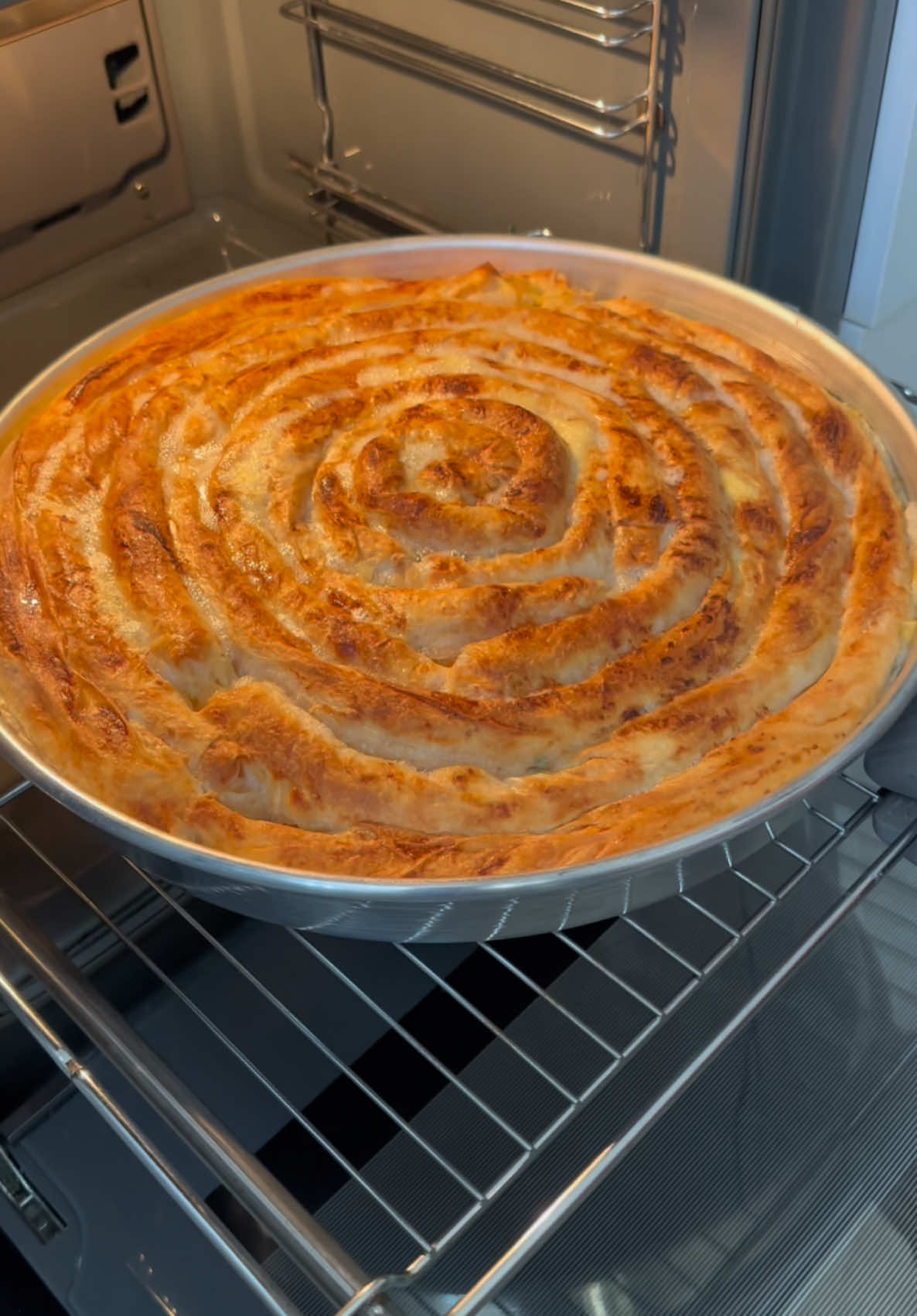 Patatesli Börek  4.5 adet yufka  İç harcı için  4.5 adet patates büyük boy  1 adet soğan  1 tatlı kaşığı domates salçası (katmasanaızda olur. 5.6 yemek kaşığı sıvıyağ  Maydonoz Tuz  Sosu için  1.5 su bardağı süt 1 çay bardağı sıvıyağ  1 su bardağı yoğurt 1 tatlı kaşığı un  Üzerine sürmek için Kalan sosa  1 adet yumurta  Hazırlık  Önce iç harcını hazırlayalım. Patatesleri haşlayalım ve kabuklarını soyalım. Bir adet soğan ve salçayı sıvıyağda kavurup içine ilave edelim ve patesleri ezelim. Sosunu hazırlayalım. Bütün sos malzemeleri karıştırıp çırpalım. Her bir Yufkayı iki eşit parçaya bölelim.Sostan sürelim. Uç kısmına patatesli harctan yerleştirelim kenarlarından katlayıp saralım. Tepsiye sıralı dizelim. Kalan sosun içine yumurtayı ilave edelim çırparak sürelim. 190 derece alt üst ayar fırında alt üst kızarana kadar pişirelim. afiyetle