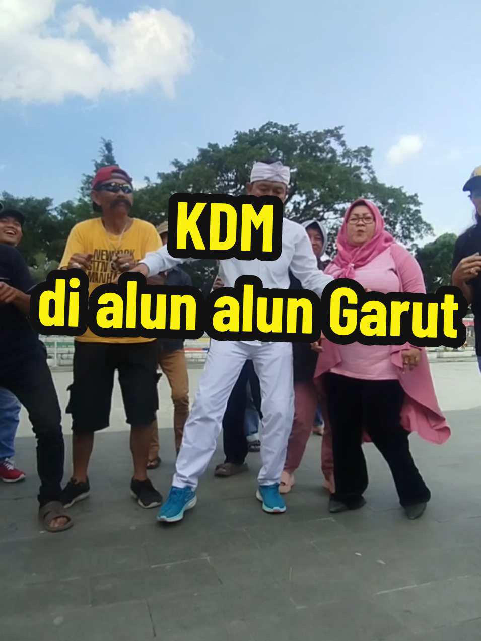 Joged KDM. Bapa aing.  di alun-alun Garut.  #kdm #Kangdedi #dedimulyadi #joged #viral #laguviral #jogedviral #bahoyag #fyfyfyfy #fyfyfyfyfyfyfyfyfyfyfyfyfyfyfyfyfyfy #garut 