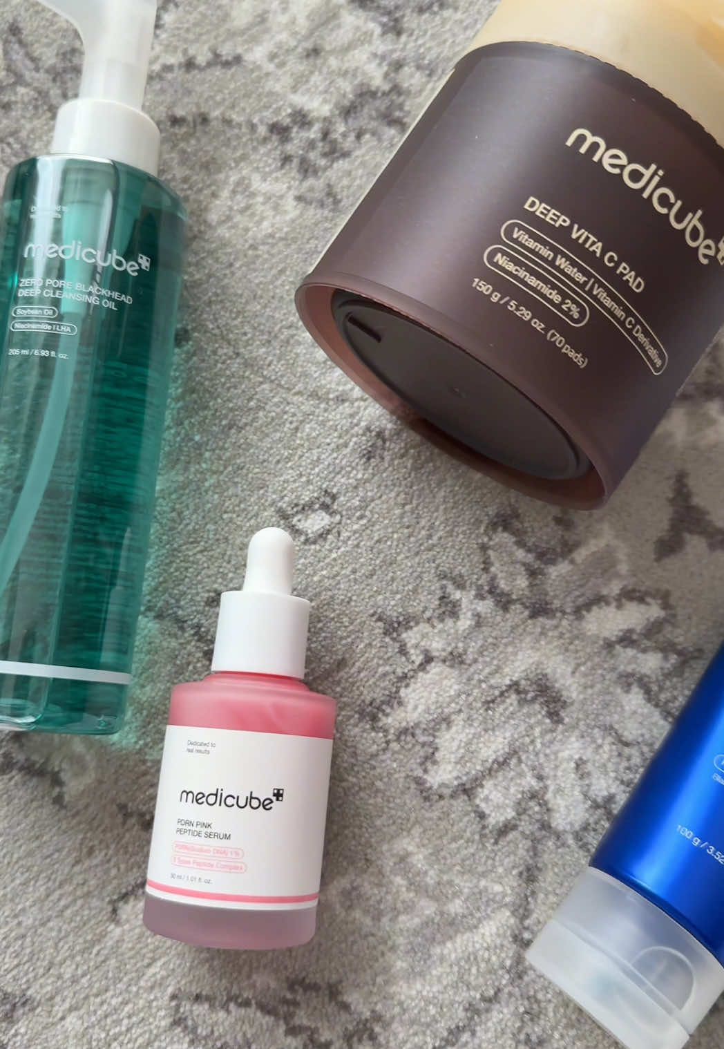 Jamie’s 4-Step MediCube Routine ✨ 1️⃣ Zero Pore Blackhead Deep Cleansing Oil – Melts makeup & clears blackheads with BHA + tea tree. 2️⃣ Zero Blackhead Mud Mask – Detoxes pores & controls sebum with volcanic ash & kaolin. 3️⃣ Deep Vita C Pad – Brightens dull skin with Vitamin C + 2% Niacinamide. 4️⃣ PDRN Pink Peptide Serum – Firms, hydrates & repairs with PDRN + 9 peptides. Bye blackheads, hello glow !  #medicube #medicubeskincare #zeroporecleansingoil #zeroblackheadmudmask #pdrnpinkpeptideserum #vitacpad #koreanskincare #kbeauty #skincare #skincarereview @medicube global  