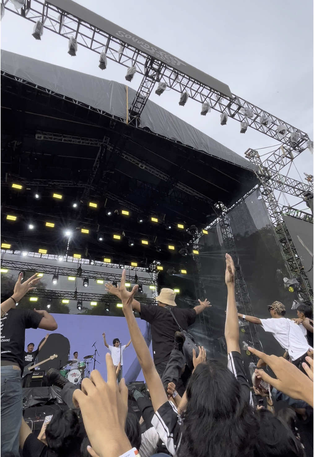 Yang telah pergi akan selalu terkenang, dan sambutlah yang akan datang….🥀 #thejeblogs #track8 #soundfest2025 #fyp #fypage #foryou 