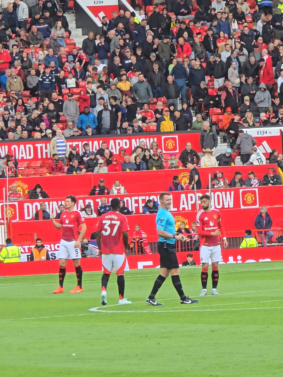 Not sure what Højlund was discussing with the ref about just before the 2nd half vs Villa. Also Bruno and Mainoo discussing tactics ahead of the second half. #mufc #manchesterunited #brunofernandes #højlund #mainoo #munavl #football 