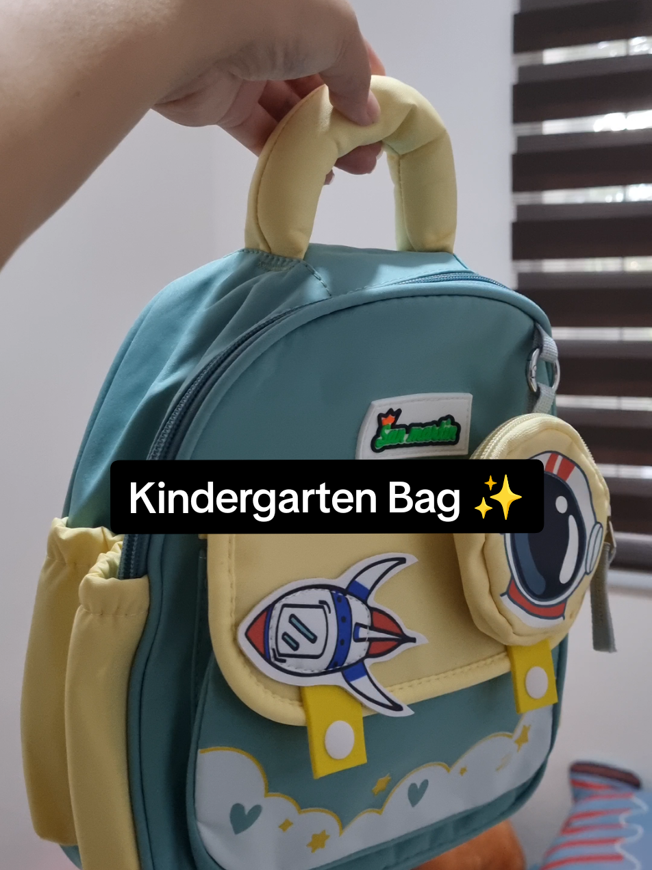 Bought another kindergarten bag for my pamangkin cause it's so cuteeee 🤭😍💗 #kindergartenbag #cutebag #smallbag #kidsbag #MomsofTikTok #studentbackpack #spaceshipbag #fyp #daycare 