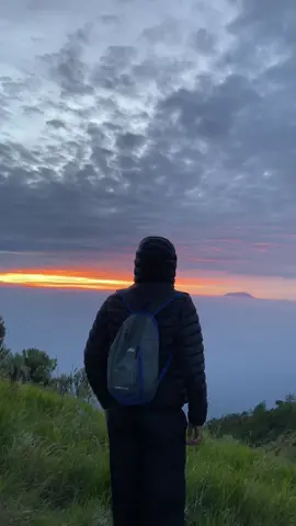 🥺. #xyzbcafypシ #fyp #fypage #pyf #fyppppppppppppppppppppppp #pendaki #pendakigunung #pendakiindonesia #pendakigunungindonesia #pendakikece #pendakifomo #fomo #pendakian #summit #sadvibes #sadstory #sunrise #merbabu #merbabu3142mdpl #merbabuviagancik 